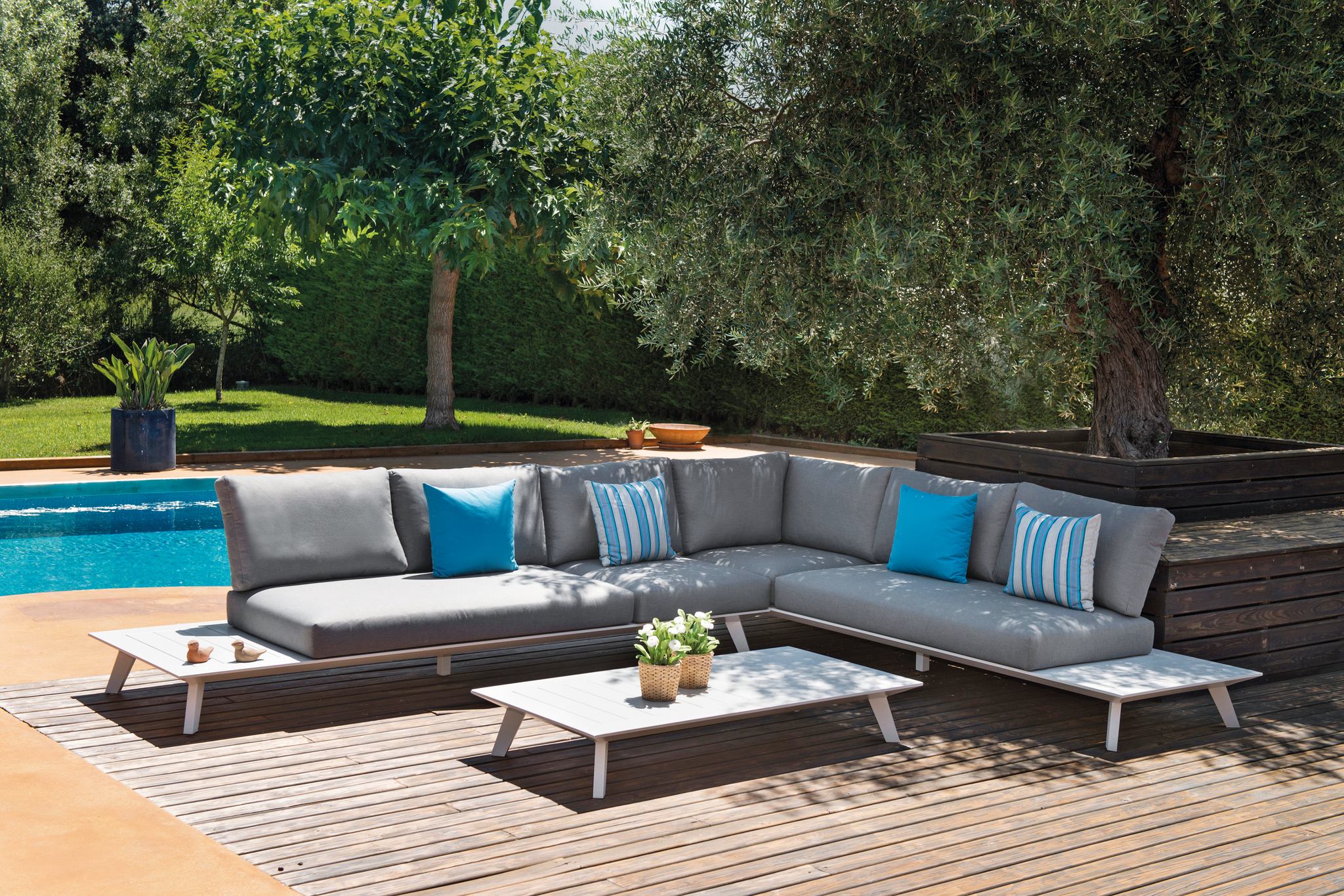 3 Reasons A Modular Outdoor Lounge Is Your Perfect Outdoor Solution